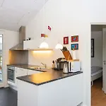 6 Person In Ansager-by Traum Ansager