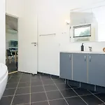 6 Person In Ansager-by Traum