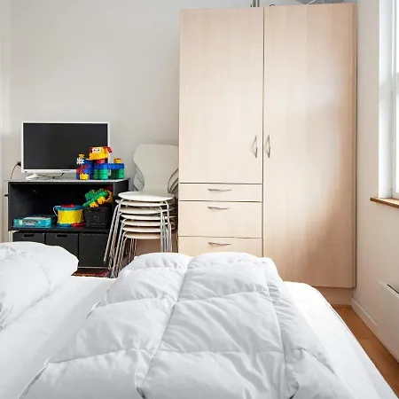 6 Person In Ansager-by Traum Ansager