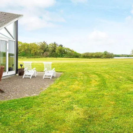 6 Person In Ansager-by Traum