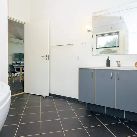 6 Person In Ansager-by Traum