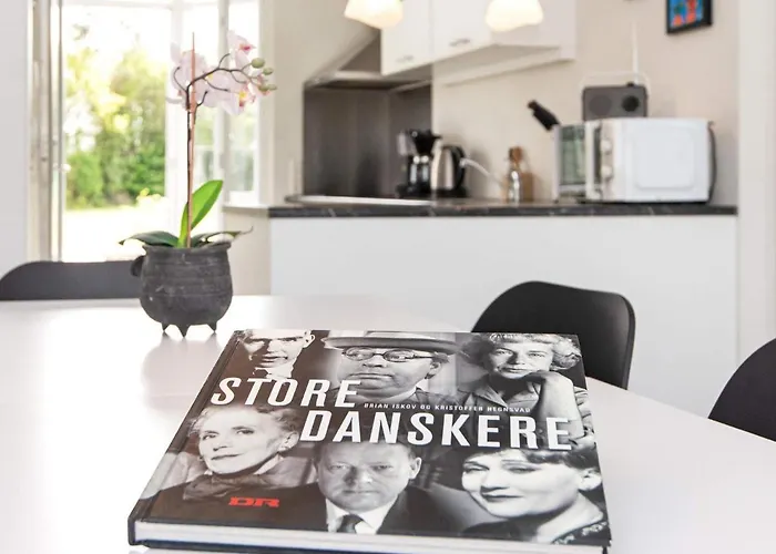 6 Person In Ansager-by Traum * Ansager