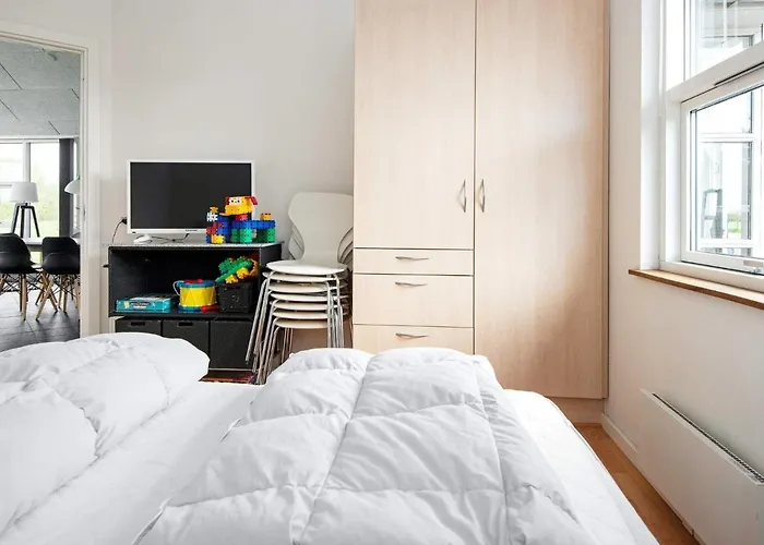 6 Person In Ansager-by Traum Ansager