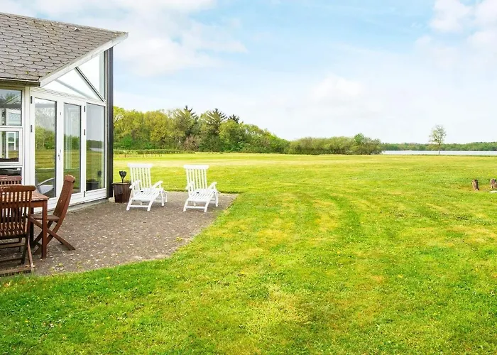 6 Person In Ansager-by Traum