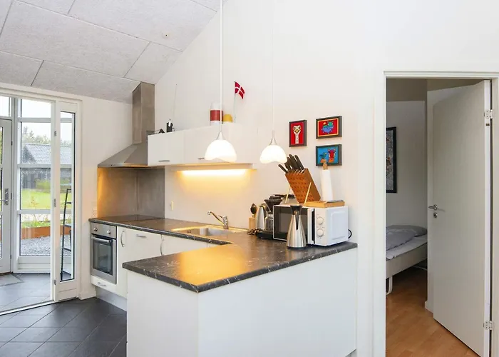 6 Person In Ansager-by Traum Ansager