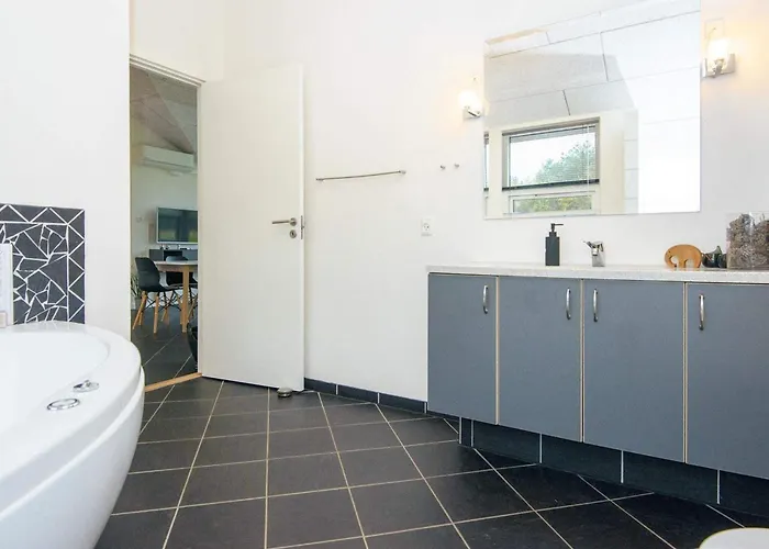 6 Person In Ansager-by Traum