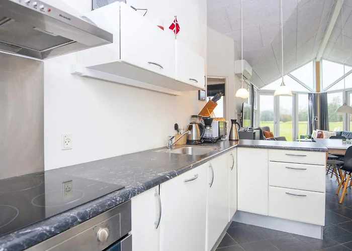 6 Person In Ansager-by Traum Ansager